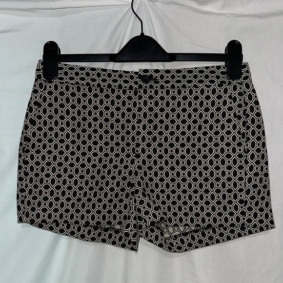 Banana Republic Pants - Banana Republic black & white Geometric Patterned Hampton fit Shorts size 2